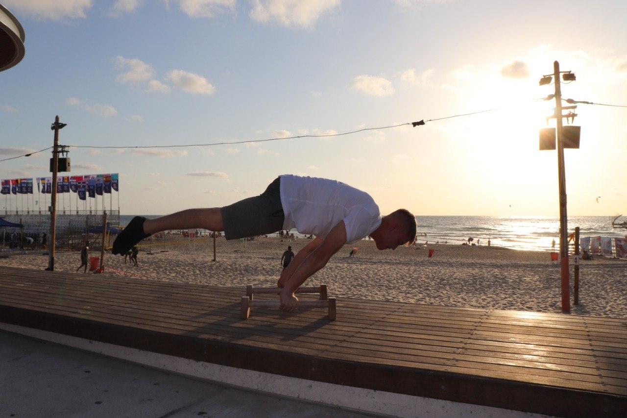 Yaniv Mercher doing planche